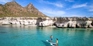 Un hombre y una mujer practicando paddle surf en una isla de Loreto,Baja California Sur