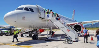 Pasajeros abordando un avión desde el aeropuerto de Los Cabos. Anuncia SETUE nuevas rutas aéreas para Los Cabos y Loreto