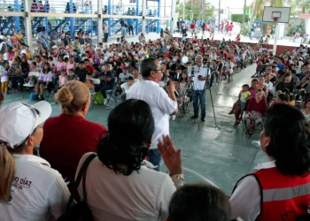 El diputado Luis Armando Díaz, reunido con familias de Los Cabos, en su segundo informe legislativo