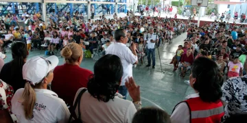 El diputado Luis Armando Díaz, reunido con familias de Los Cabos, en su segundo informe legislativo