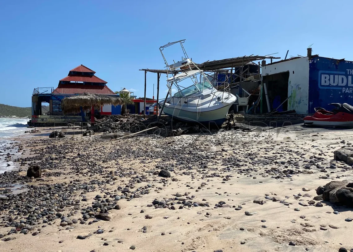 Barco sobre la arena en playa El Tecolote