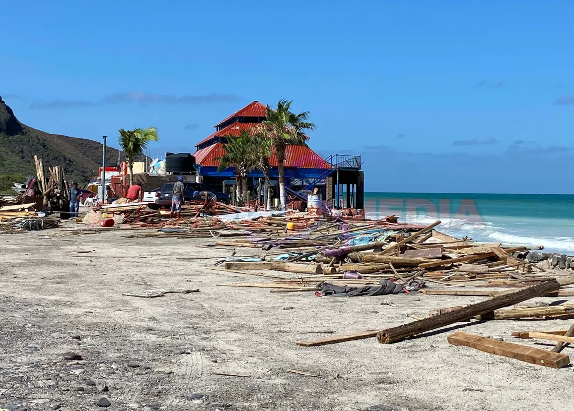Vista del restaurante de la playa El Tecolote, desde la vista de llegada de los turistas