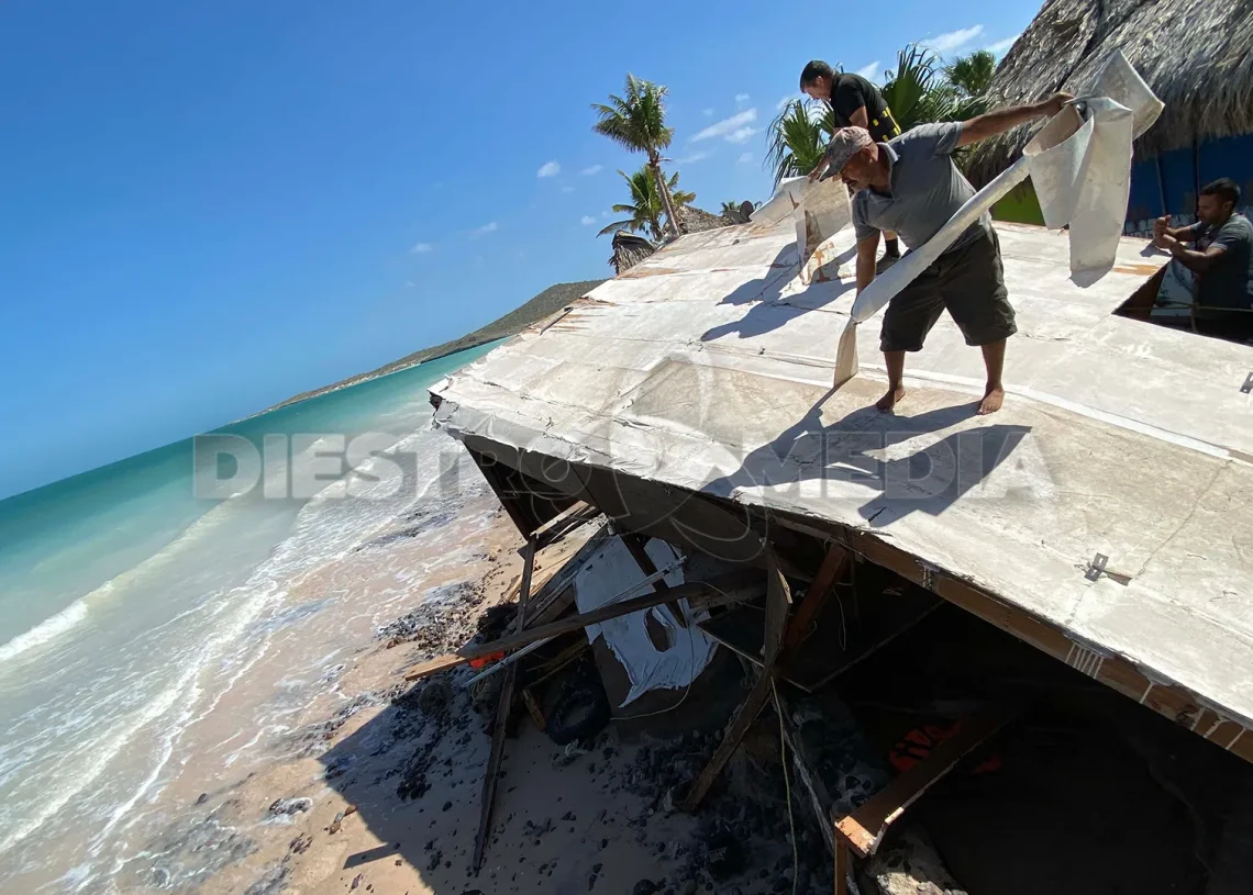 Oficina de Toto Drinks destruída - El Tecolote