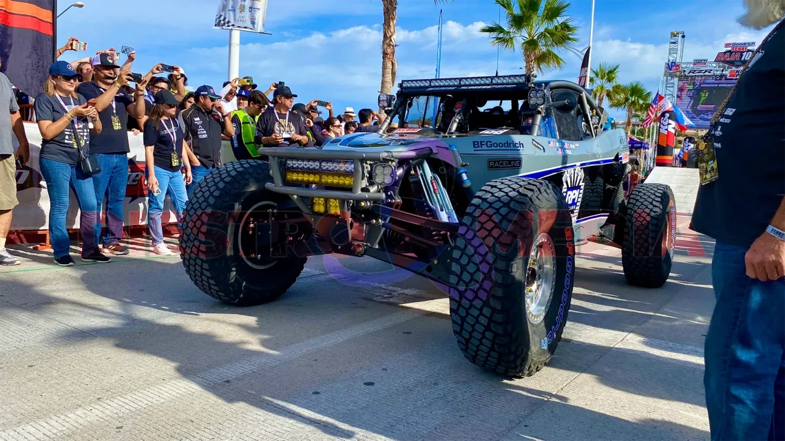 Auto de off road, en el evento de Baja 1000 o Baja Mil, saliendo desde La Paz, Baja California Sur
