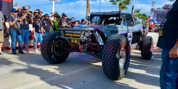 Auto de off road, en el evento de Baja 1000 o Baja Mil, saliendo desde La Paz, Baja California Sur