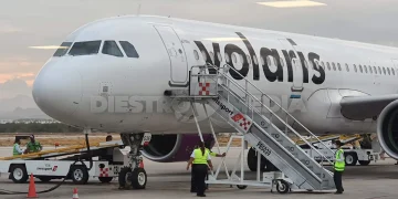 Avión de volaris en pista de aterrizaje