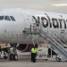 Avión de volaris en pista de aterrizaje