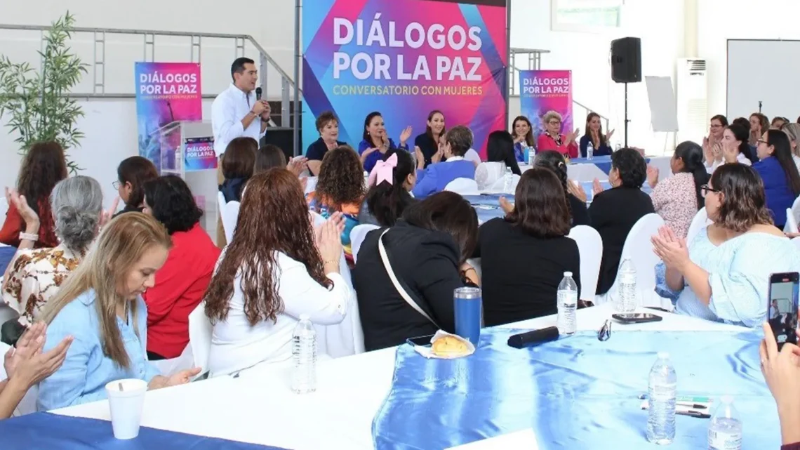 Rigo Mares en reunión de mujeres