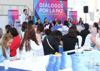 Rigo Mares en reunión de mujeres