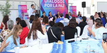 Rigo Mares en reunión de mujeres