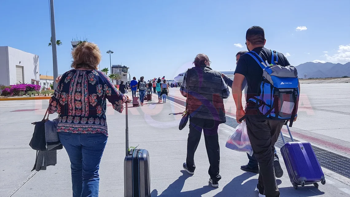 Viajeros arribando al aeropuerrto de Los Cabos