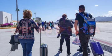 Viajeros arribando al aeropuerrto de Los Cabos