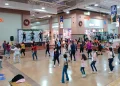 Grupo de personas participando en la clase de zumba gratuita por el primer aniversario del gimnasio Ultra Gym