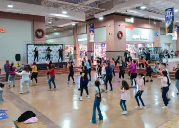 Grupo de personas participando en la clase de zumba gratuita por el primer aniversario del gimnasio Ultra Gym