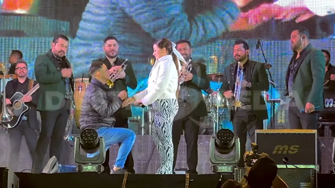 Romántico momento durante el concierto de la Banda MS; Pareja se compromete y ella dice sí
