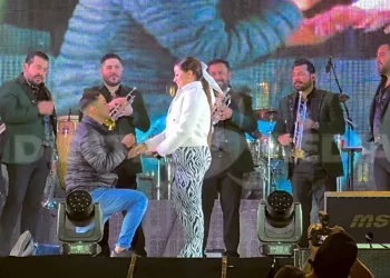 Romántico momento durante el concierto de la Banda MS; Pareja se compromete y ella dice sí