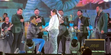 Romántico momento durante el concierto de la Banda MS; Pareja se compromete y ella dice sí