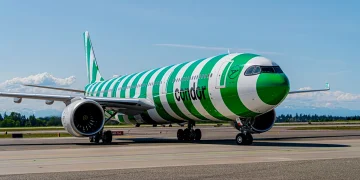 Avión de Condor Airlines en pista de aterrizaje