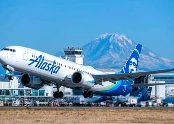Avión de Alaska Airlines despegando desde aeropuerto