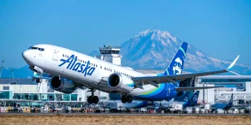 Avión de Alaska Airlines despegando desde aeropuerto