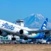 Avión de Alaska Airlines despegando desde aeropuerto