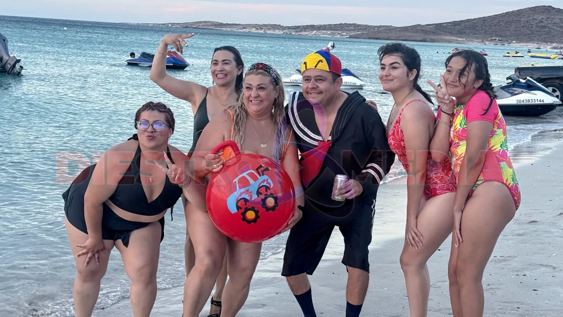 Jesús Saldaña personifica a Quico en el Tecolote, tras perder apuesta