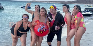 Jesús Saldaña personifica a Quico en el Tecolote, tras perder apuesta