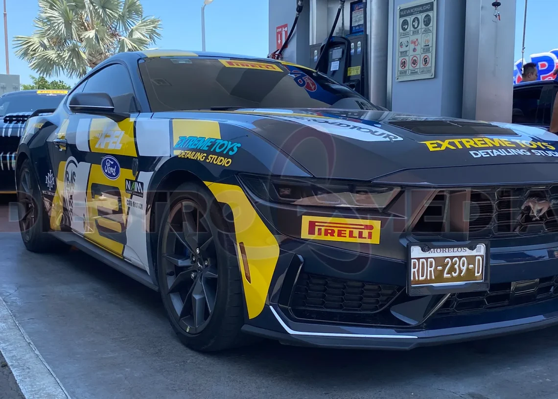 Mustang en estación de recarga VP Racing