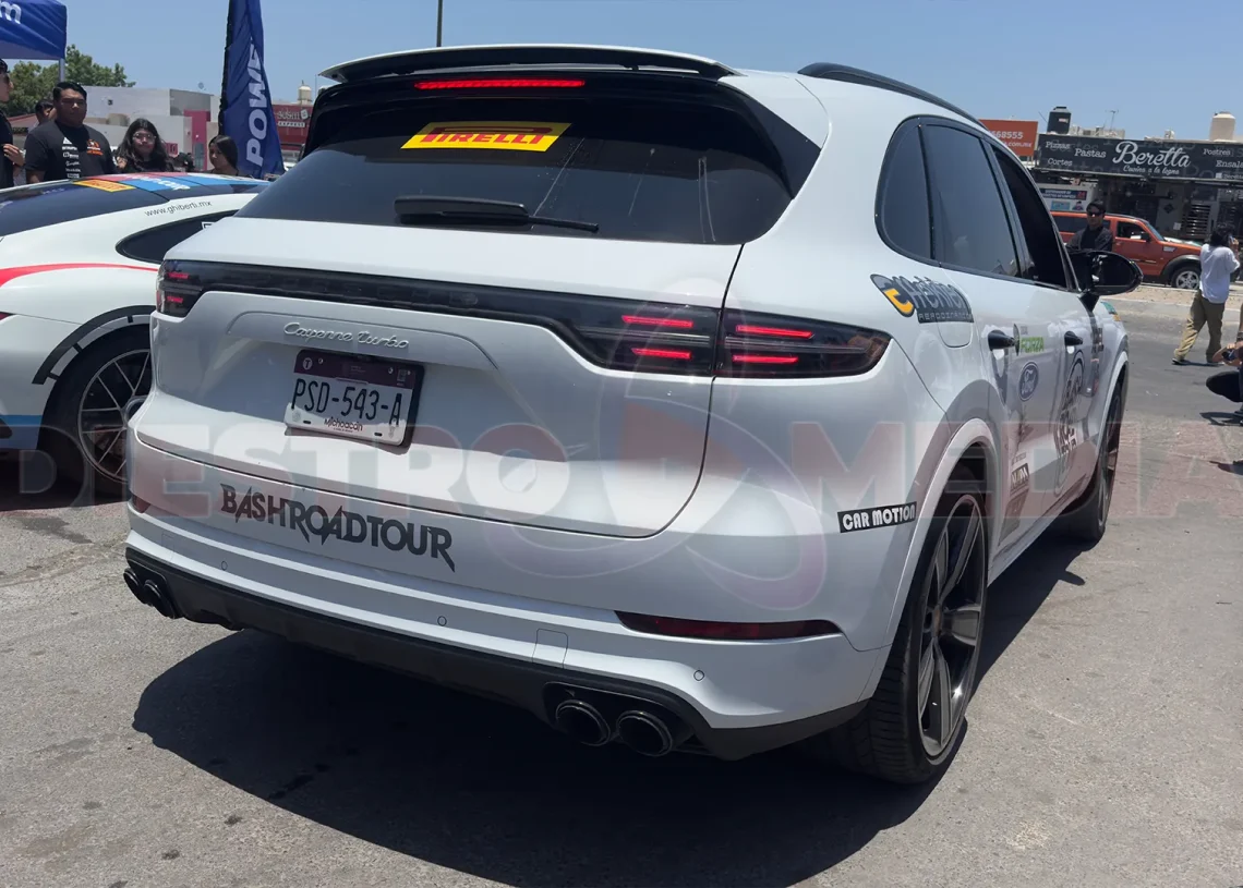 Porche Cayenne en estación de servicio VP Racing Pino Pallas