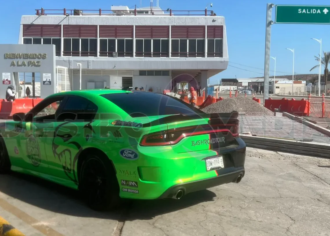 arribo de autos de lujo en Puerto Pichilingue