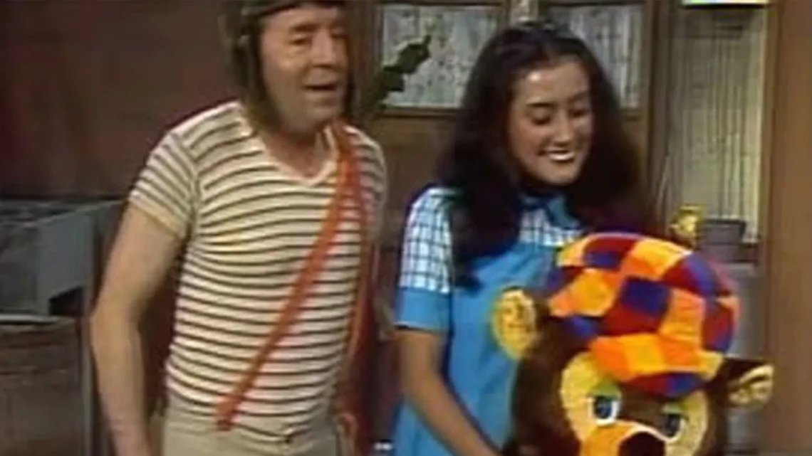 Rosita Bouchot y Roberto Gómez Bolaños, grabando un capítulo del programa El Chavo del 8. Foto: Japan Space - Tokusatsu / Pinterest