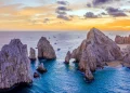 Vista aérea con atardecer del Arco Finisterra, en Cabo San Lucas