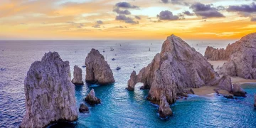 Vista aérea con atardecer del Arco Finisterra, en Cabo San Lucas