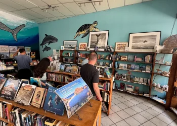 "Allende Books, ubicada en el callejón 21 de Agosto en La Paz, revoluciona el concepto tradicional de venta con un sistema de intercambio