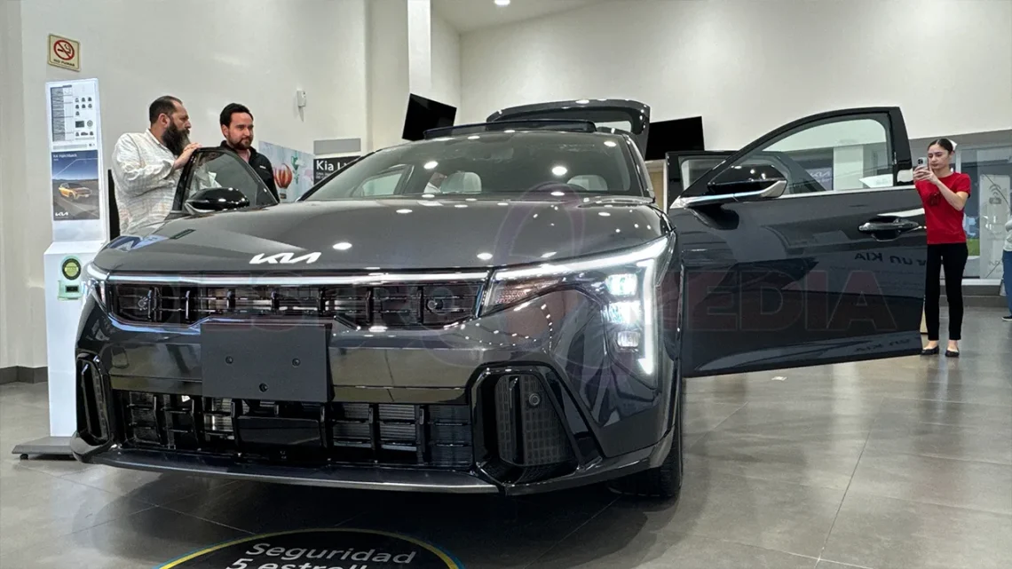 Kia desveló el K4 Hatchback 2026 en La Paz con tecnología de pantalla digital de 30 pulgadas, sistemas ADAS avanzados y dos versiones desde 528 mil pesos / Foto: Pablo Diestro / Diestro.Media