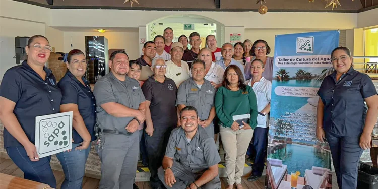 Treinta colaboradores de La Concha Beach Hotel & Club recibieron una capacitación para ejercer buenas prácticas en el cuidado del agua / Foto: Cortesía / Hotel La Concha